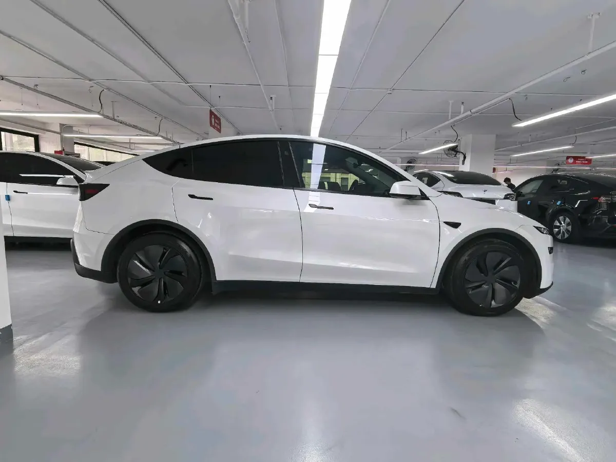 TESLA – 2025 – MODEL Y BEV