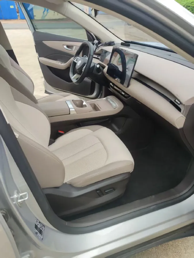 MG – 2025 – MG ES5 BEV